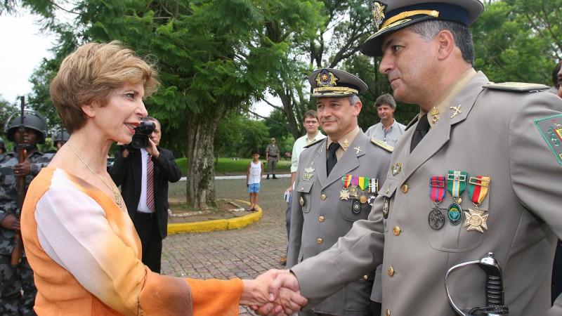 A governadora do Rio Grande do Sul, Yeda Crusius, durante cerimônia de passagem de comando na Brigada Militar ao coronel Edson Ferreira Alves.