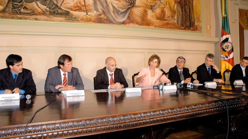 A governadora Yeda Crusius e o secretário da Fazenda, Aod Cunha, durante o anúncio das novas medidas para o enfrentamento do déficit do Estado.