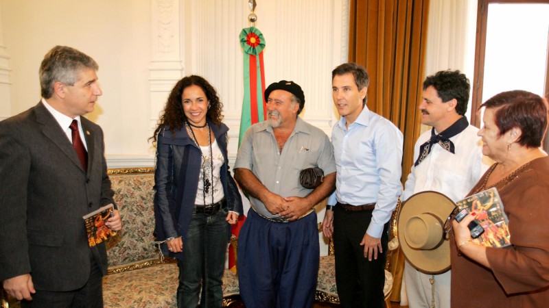 O chefe da Casa Civil, Luiz Fernado Záchia durante visita da cantora, Daniela Mercury. Presentes: a chefe de Gabinete, Iara Wortmann e o secretário do Turismo, Esporte e Lazer, Luís Augusto Lara.