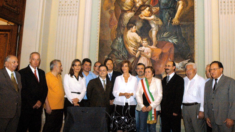 A governadora do Rio Grande do Sul, Yeda Crusius em audiência com comitiva italiana e prefeito do município de Santa Tereza, Luiz Carlos Riboldi(quarto,dir/esq).