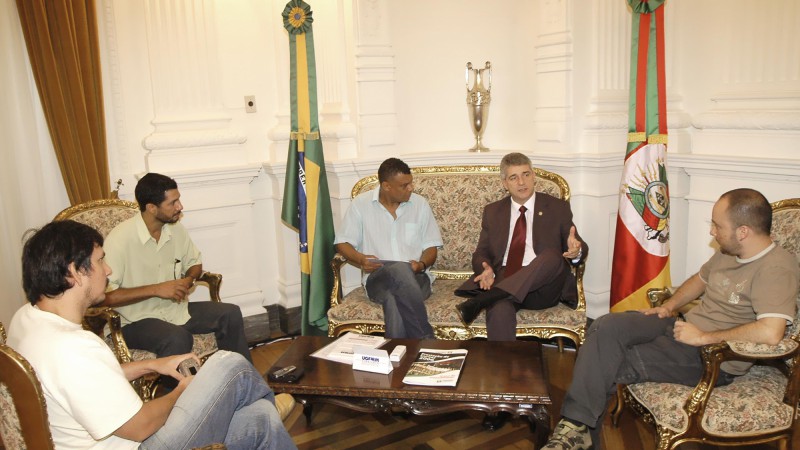 O chefe da Casa Civil, Luiz Fernando Záchia, em audiência com o presidente da UGEIRM, Issac Ortiz e demais membros da diretoria da Entidade.