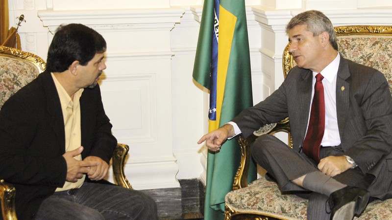 O chefe da Casa Civil, Luiz Fernando Z&aacute;chia recebe o prefeito de Charqueadas, Jaime Guedes da Silveira.