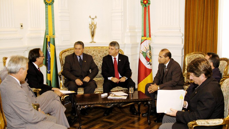O chefe da Casa Civil, Luiz Fernando Z&aacute;chia, em audi&ecirc;ncia com representantes da Fetransul e Fecavergs.