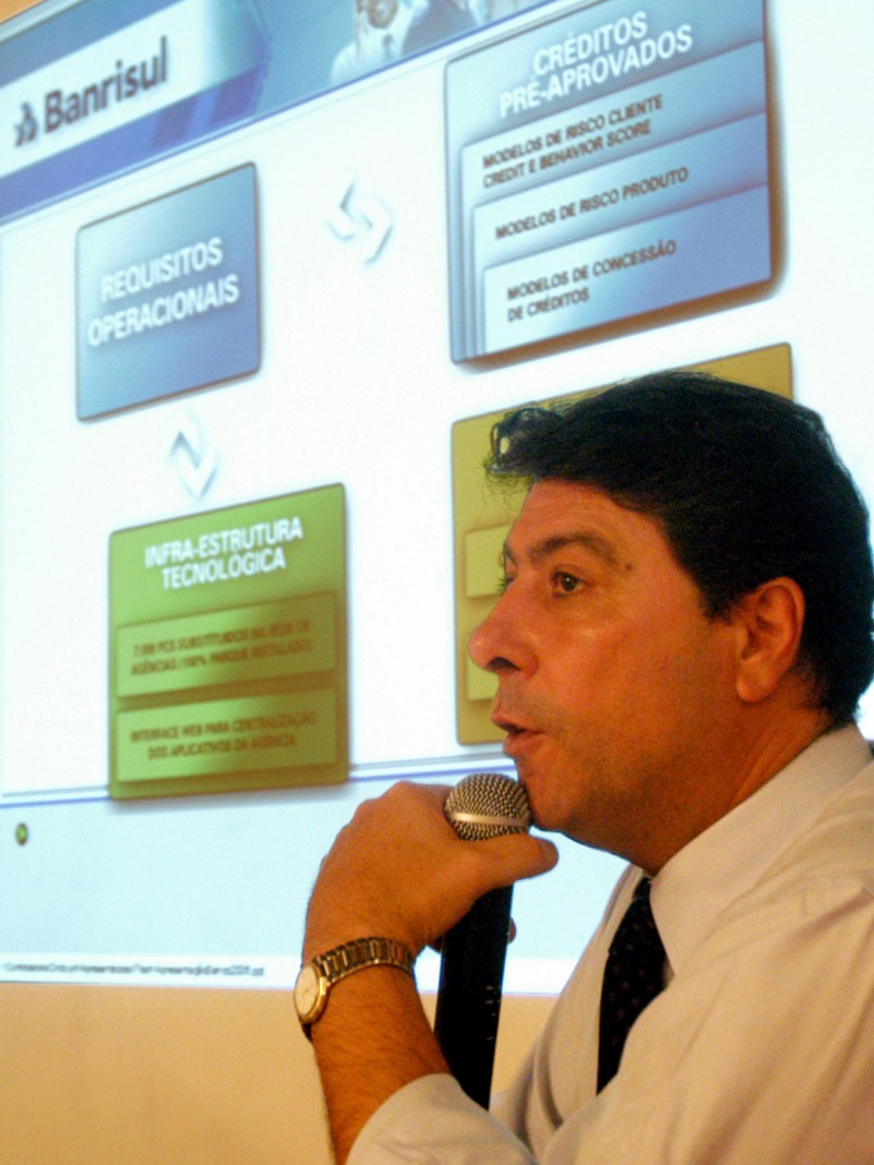 O presidente do Banrisul, Fernando Lemos profere palestra durante reuni&atilde;o-almo&ccedil;o da C&acirc;mara Brasil - Alemanha.