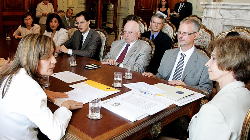 A governadora Yeda Crusius em audiência com a secretaria da Cultura, Mônica Leal(E) e integrantes da coordenação da 6ª Bienal do Mercosul.