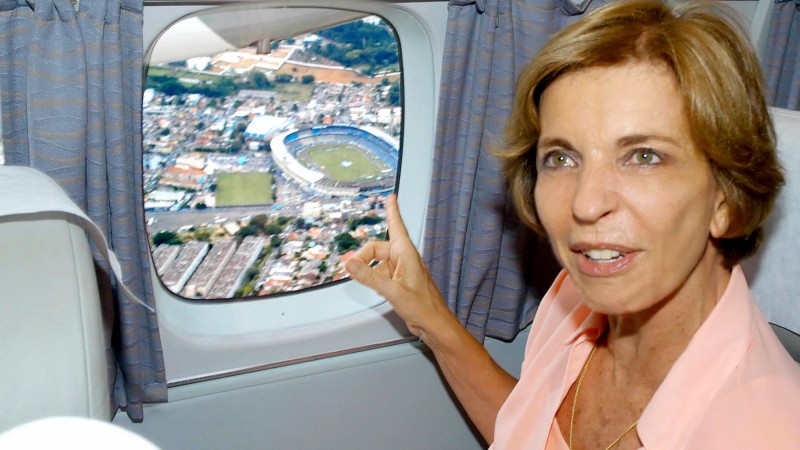 A governadora do Rio Grande do Sul, Yeda Cursius durante vôo sobre Porto Alegre em avião da nova linha da NHT para Erechim.