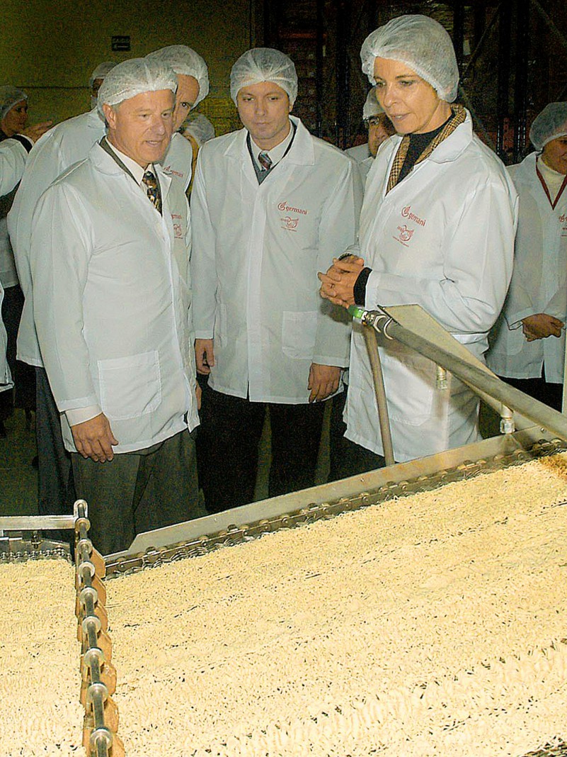 A governadora Yeda Crusius(D), acompanhada do presidente da Germani Alimentos Ltda,Carlos Stedili(E) e do deputado estadual Nelson Marchezan Júnior(C) durante visita a Indústria de Massas e Biscoitos Germani.