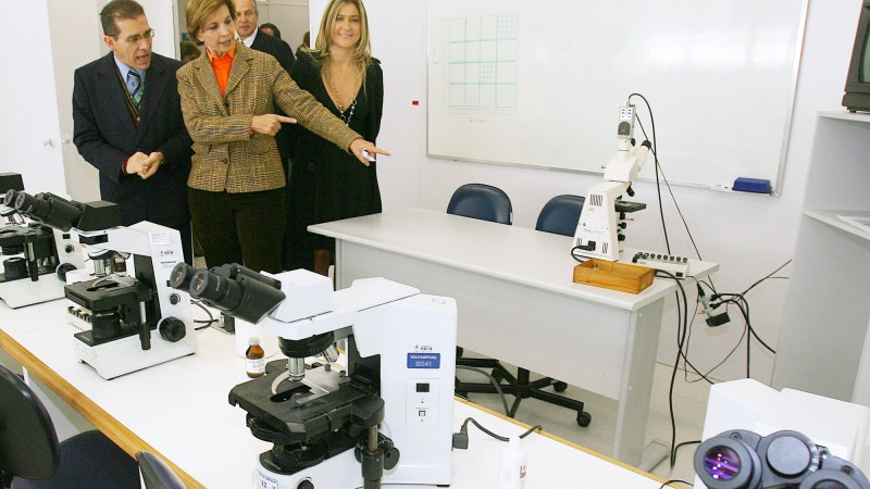 A governadora Yeda Crusius, participa da cerimônia de inauguração do Laboratório de Análise Cito-Hematológica e Parasitológicas, da Faculdade de Farmácia da Ufrgs.