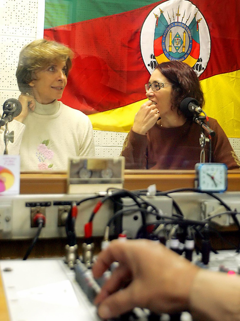 A governadora Yeda Crusius, durante a gravação do programa Conversa com a Governadora, de edição semanal e produzido pela editoria da rádio Piratini.