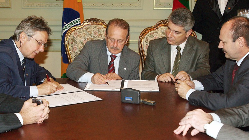 Solenidade de assinatura do Termo de Cooperação Técnica com Ministério da Justiça. Da esq./dir:O secretário de Segurança, José Francisco Mallmann, o ministro da Justiça, Tarso Genro, o chefe da Casa Civil, Luiz Fernando Záchia e o secretário nacional de