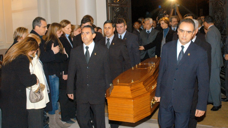 A governadora Yeda Crusius, na chegada do corpo do deputado federal Júlio Redecker (PSDB) vítima do acidente do vôo da TAM 3054 que explodiu no Aeroporto Internacional de Congonhas, em São Paulo, na noite de terça-feira, 17 de Julho de 2007.