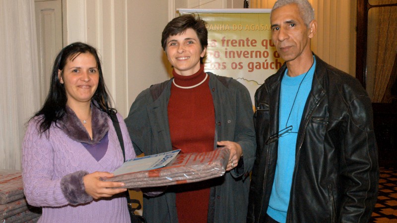 A presidente do Comitê de Ação Solidária, Tarsila Crusius, entregou simbolicamente, donativos da Campanha do Agasalho a 19 entidades de Porto Alegre, Viamão e Alvorada.