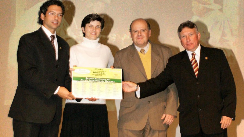 A presidente do Comitê de Ação Solidária, Tarsila Crusius, recebe doações da Associação Brasileira de Cavalos Crioulos ABCC.