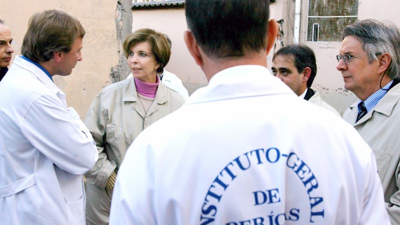 A governadora Yeda Crusius, acompanhada do secretário da Segurança Pública, José Francisco Mallmann(D) durante visita as instalações do Departamento Médico Legal (DML).