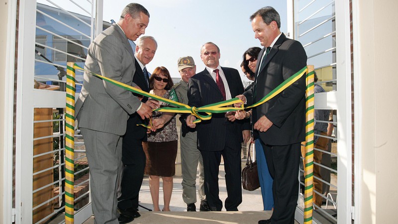 O secretário de Obras Públicas Coffy Rodrigues(E), representando a governadora Yeda Crusius e o secretário do Meio Ambiente, Carlos Otaviano Brenner de Moraes(D) durante a solenidade de inauguração da sede do 1º Grupamento Ambiental do Batalhão da