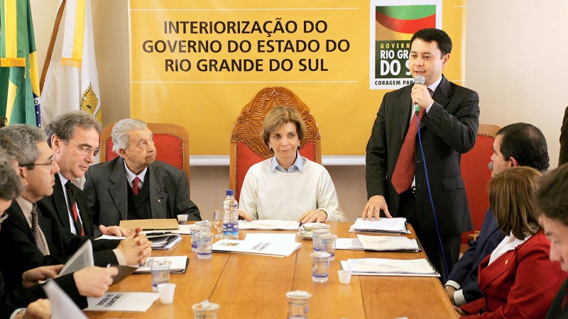 A governadora Yeda Crusius e o secretário de Planejamento e Gestão, Ariosto Culau durante a reunião para apresentação dos cadernos de regionalização, com os investimentos na campanha e fronteira oeste, na audiência com os prefeitos da região.
