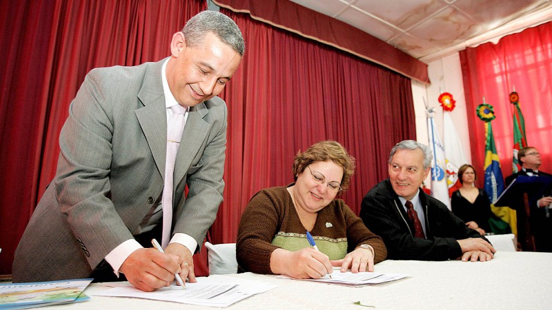 Os secret&aacute;rios de Obras, Coffy Rodrigues e de Educa&ccedil;&atilde;o, Mariza Abreu, durante as assinaturas para ordem de in&iacute;cio de obras nas escolas, EEEF Dem&eacute;trio Ribeiro e EEEF Eduardo Vargas.