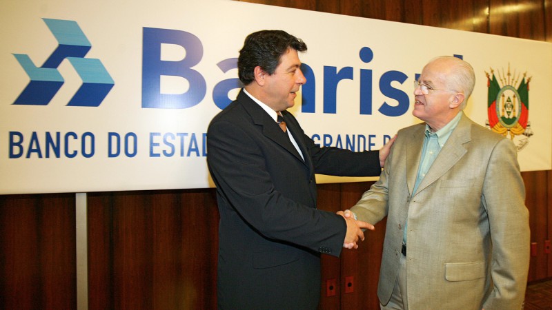 O presidente do banrisul, Fernando Lemos e o Superintendente do Shopping Total, Eduardo Oltramari assinam o contrato para implantação do cartão de crédito Private Label do Shopping Total.