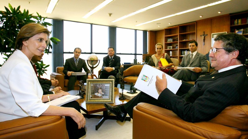 A Governadora do Rio Grande do Sul, Yeda Crusius durante reuni&atilde;o com o  ministro do Supremo Tribunal Federal - STF, Marco Aurelio M. de Farias Mello.
