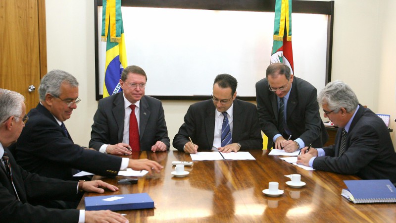 O secretário da Infra-estrutura e Logística, Daniel Andrade durante assinatura de contrato entre a Companhia Riograndense de Mineração (CRM) e a Copelme, para fornecimento de carvão para a Tractebel Energia S/A.