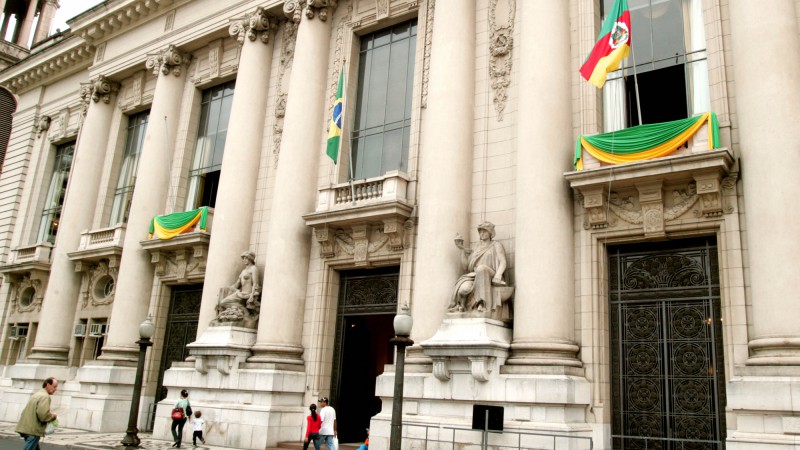 O Palácio Piratini decorado com faixas verde e amarelo após o anúncio do Brasil como sede da XX Copa do Mundo, em 2014.