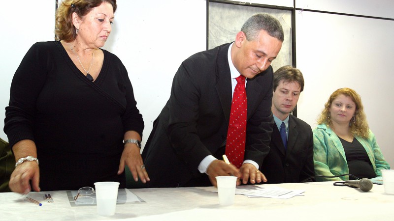 O secretário de Obras Públicas, Coffy Rodrigues, durante a solenidade de assinatura de ordem de início de serviços, na Escola Estadual Alberto Torres.