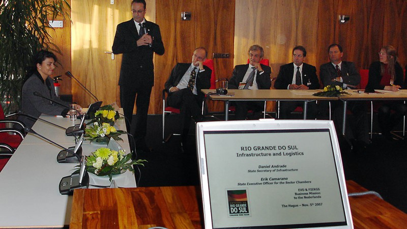 O secretário de Infra-estrutura e Logística, Daniel Andrade apresenta a situação da infra-estrutura e logística do Rio Grande do Sul na sede da EVD, a agência de promoção comercial dos Países Baixos, vinculada ao ministério das relações exteriores