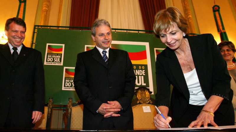 A governadora Yeda Crusius assina ordem de servi&ccedil;o para in&iacute;cio das obras do Programa de Investimentos da Corsan.