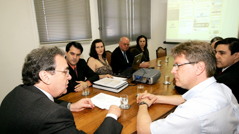 O secret&aacute;rio do Gabinete de Rela&ccedil;&otilde;es Institucionais, Celso Bernardi, o presidente da Famurs, Fl&aacute;vio Lammel e representantes da secret&aacute;ria da Fazenda durante lan&ccedil;amento de servi&ccedil;o de consulta aos cr&eacute;ditos dos munic&iacute;pios no site da Fazenda.