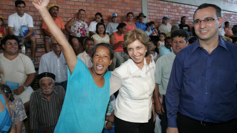 A governadora, Yeda Crusius, durante a solenidade de assinatura do termo de concessão do direito real de uso de uma área de 254 hectares do governo do Estado para a prefeitura, viabilizando a regularização fundiária do loteamento Nova Santa Marta.