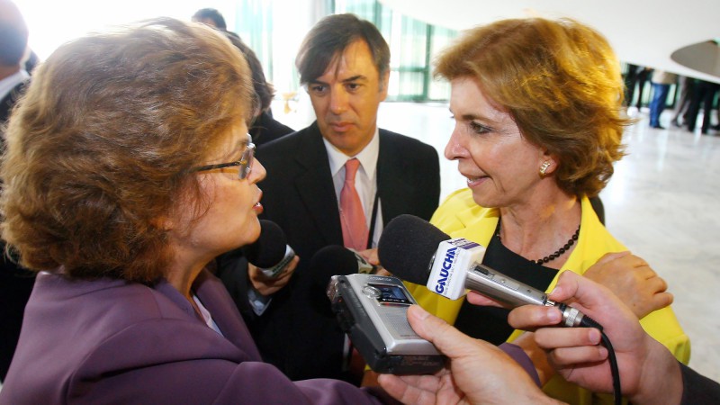 A governadora do Rio Grande do Sul, Yeda Crusius, &eacute; cumprimentada pela ministra chefe da Casa Civil, Dilma Rousseff, ap&oacute;s a solenidade de apresenta&ccedil;&atilde;o do PAC da Sa&uacute;de.