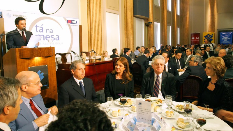 A governadora, Yeda Crusius participa do T&aacute; na Mesa da Federasul com o governador de Minas Gerais, A&eacute;cio Neves, sobre Gest&atilde;o P&uacute;blica.