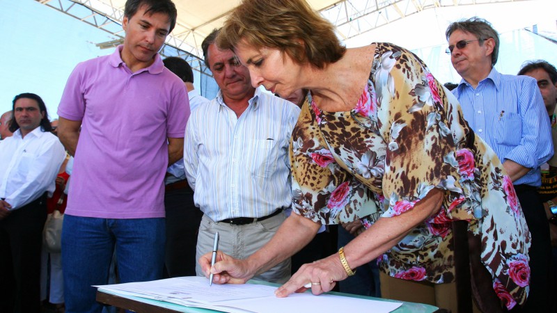 A governadora Yeda Crusius, o prefeito de Capão da Canoa, Jairo Marques(c), o secretário do Turismo Esporte e Lazer, Luís Augusto Lara(e) e o secretário da Segurança, José Franscisco Mallmann(d), durante a assinatura do Projeto Verão Legal RS - Litoral