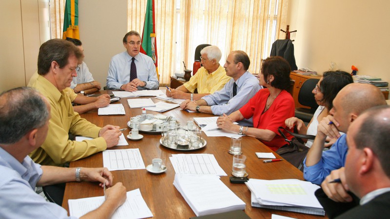 O secret&aacute;rio de Rela&ccedil;&otilde;es Institucionais, Celso Bernardi durante reuni&atilde;o com prefeitos, vereadores e representantes do F&oacute;rum de Coredes, para deliberar sobre a cria&ccedil;&atilde;o de novos Conselhos Regionais de Desenvolvimento.
