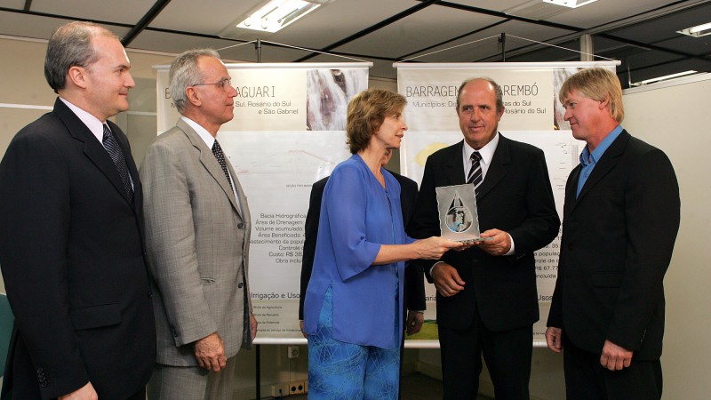 A governadora Yeda Crusius e o secretário Extraordinário da Irrigação e Usos Múltiplos da Água, Rogério Porto, durante entrega do Prêmio de Inovação Tecnológica a Werner e Herbert Arns pelo método inovador de pastagens e arroz irrigado com pivôs no RS.