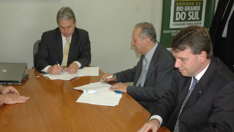 O prefeito de Horizontina, Jo&atilde;o de Oliveira Borges, assinou nesta sexta-feira (9) o contrato de programa com a Corsan. O evento foi realizado na Secretaria de Habita&ccedil;&atilde;o, Saneamento e Desenvolvimento Urbano e contou com a presen&ccedil;a do secret&aacute;rio Marco