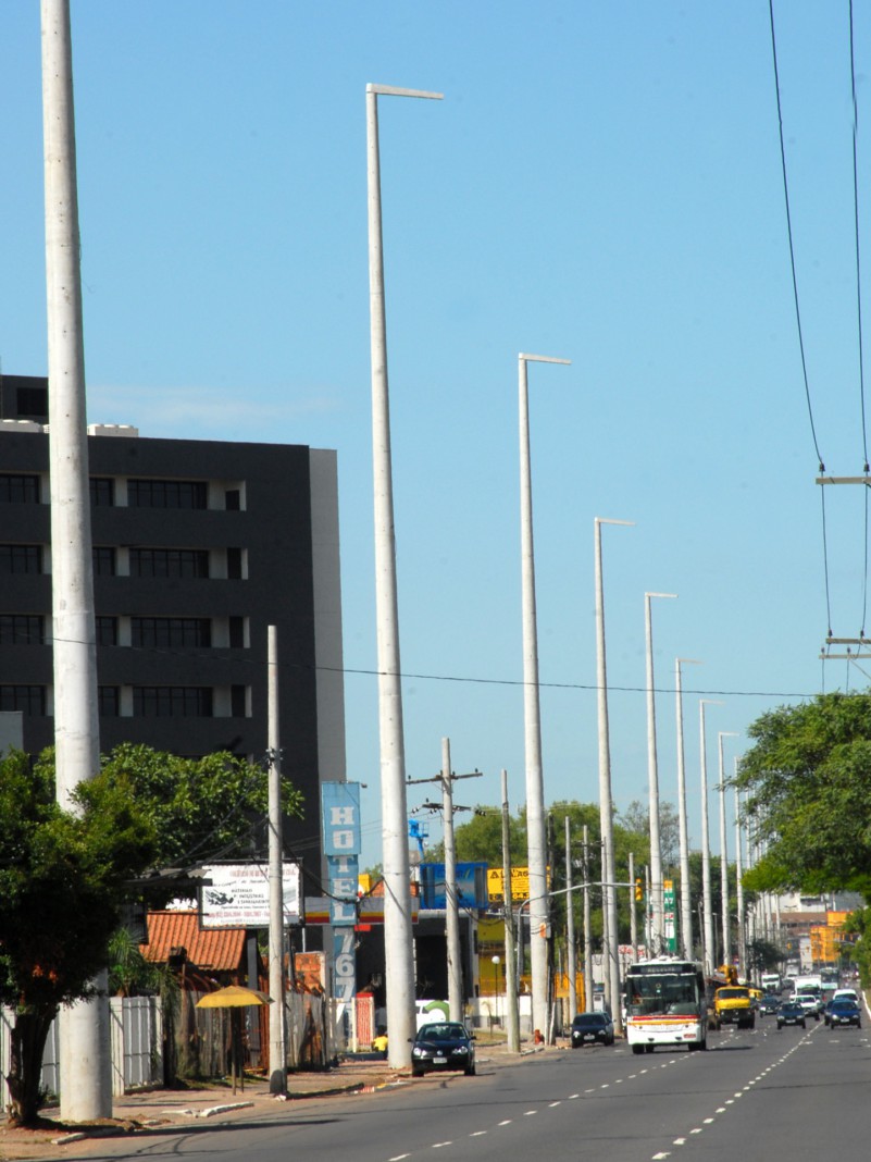 Companhia já instalou 32 postes da obra que vai triplicar capacidade de fornecimento de energia para 20 bairros de Porto Alegre Equipes da Companhia Estadual de Geração e Transmissão de Energia Elétrica (CEEE-GT) realizaram, nesta quarta-feira (26),