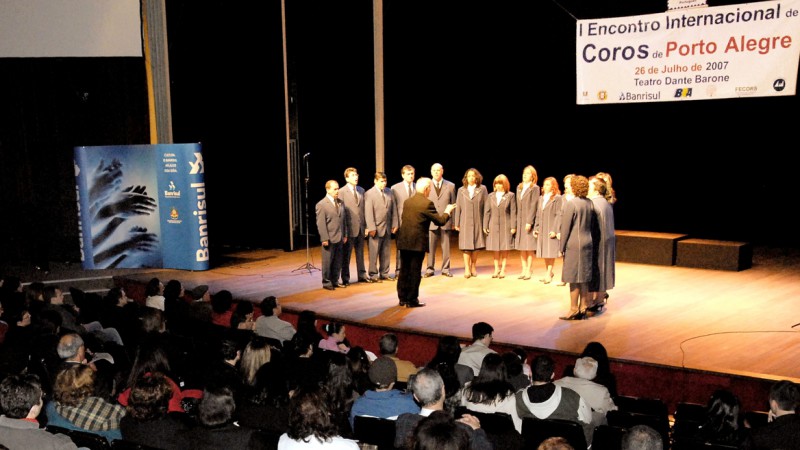 O Coral Banrisul, no aniversário de seus 40 anos, participou do 1º Encontro Internacional de Coros de Porto Alegre, nessa quinta-feira (26), no auditório Dante Barone da Assembléia Legislativa. Diante de um público de cerca de 500 pessoas, o grupo