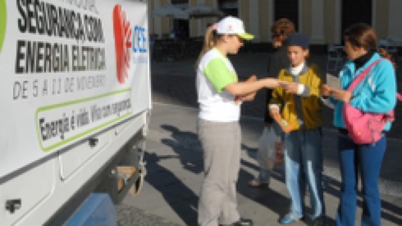 A Companhia Estadual de Distribuição de Energia Elétrica (CEEE D) iniciou nesta segunda-feira (5) uma campanha para divulgar os perigos e riscos da eletricidade e as formas de prevenir acidentes. A ação ocorre nas 72 cidades da área de concessão da