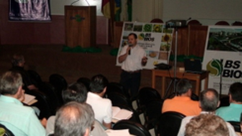 Iniciou-se nesta segunda-feira (17) e segue até terça-feira (18) o primeiro curso de capacitação e treinamento em canola, na sede da Embrapa Trigo, em Passo Fundo. O treinamento é voltado para os técnicos da Emater/RS-Ascar das regiões de Passo Fundo,