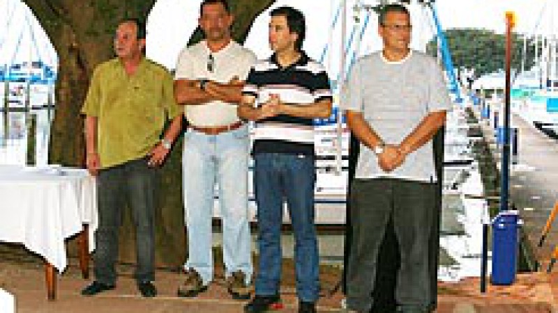O secretário de Turismo, Esporte e Lazer, Luís Augusto Lara, participou, neste domingo (9), das cerimônias de premiação do Campeonato Sul-Brasileiro de Classe Optimist e do Sul-Brasileiro da Classe Soling 2007, realizadas, respectivamente, nos clubes