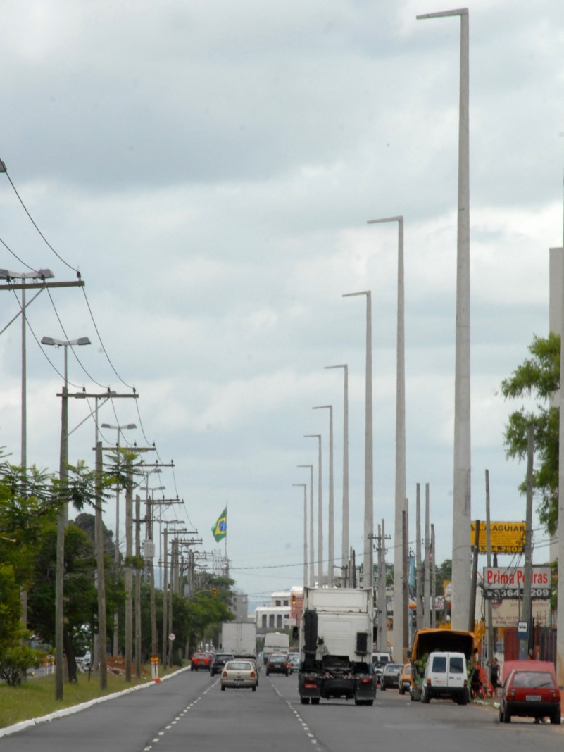 Obra, de R$ 45 milhões, vai triplicar a capacidade da Subestação Porto Alegre 8, beneficiando 200 mil pessoas O cenário ao longo da Avenida Assis Brasil, na zona norte de Porto Alegre, está sendo alterado para receber a nova Linha de Transmissão (LT),