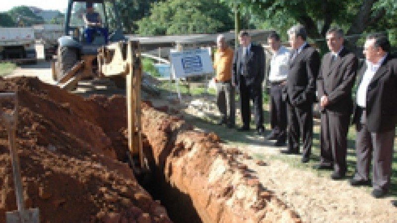 O secret&aacute;rio de Habita&ccedil;&atilde;o, Saneamento e Desenvolvimento Urbano, Marco Alba, deu ordem de in&iacute;cio para as obras de assentamento de uma adutora com 1.538 metros de extens&atilde;o que ir&aacute; beneficiar mais de 40 mil economias (100 mil moradores) dos bairros Santa