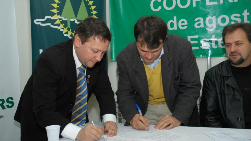 A parceria firmada com a Cresol Central representa o ingresso de receita para a Emater/RS-Ascar. Em cada projeto de crédito rural elaborado e contratado, a Instituição receberá 2% do valor, informou o presidente da Emater/RS, Mário Augusto Ribas do