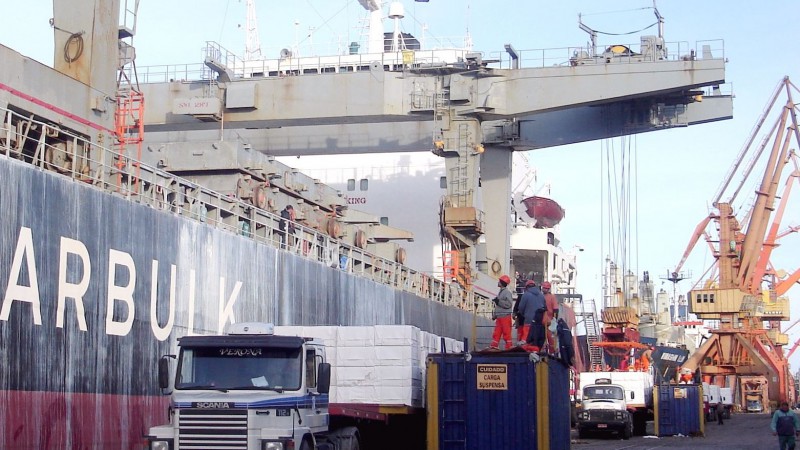 A importação de matéria-prima para fertilizantes tem movimentado o Porto do Rio Grande. Somente nesta segunda-feira (18), seis navios estavam operando simultaneamente, sendo quatro no Porto Novo e dois no terminal da Yara Brasil (Superporto). Os