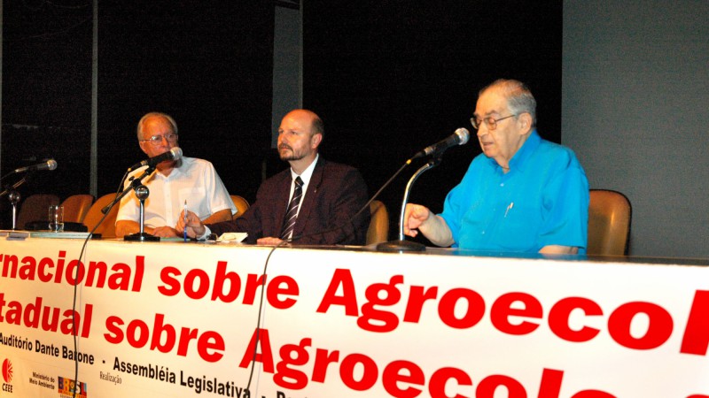 O monocultivo de árvores e a devastação da biodiversidade foram discutidos na tarde desta segunda-feira, 20, em Porto Alegre, durante o 8º Seminário Internacional e 9º Seminário Estadual sobre Agroecologia, que acontecem até a próxima quinta-feira (22),