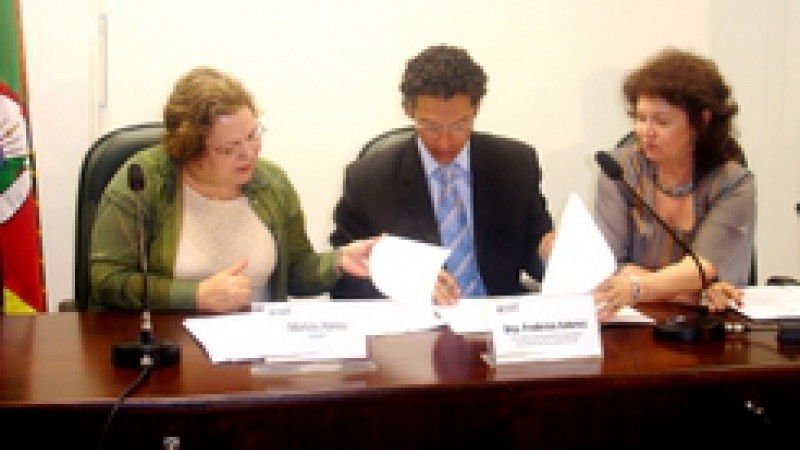 Integrar as redes de ensino a partir da unificação do calendário letivo de 2008 e dos critérios para o ingresso no Ensino Fundamental de nove anos são os objetivos dos dois protocolos firmados nesta terça-feira (13), na Assembléia Legislativa. Os