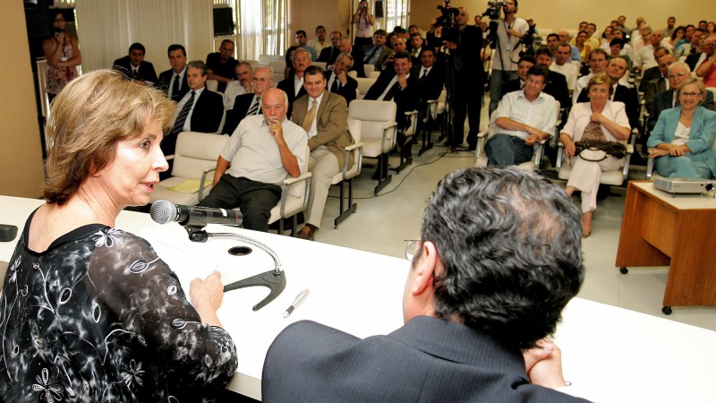 A governadora Yeda Crusius e o secretário de Infra-Estrutura e Logística, Daniel Andrade durante a solenidade de assinatura de convênio do Programa de Eficiência Energética com prefeituras, hospitais, unidades de saúde, escolas e órgãos públicos.