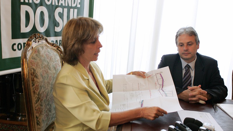 A governadora Yeda Crusius em audiência com secretário da Habitação, Saneamento e Desenvolvimento Urbano, Marco Alba.