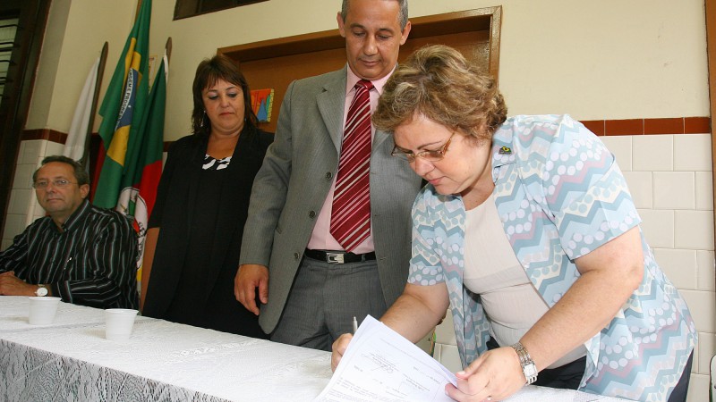 A secretária da Educação, Mariza Abreu durante assinatura de autorização para o início de reformas do Colégio Estadual Professor Nicolau Chiavaro Neto.